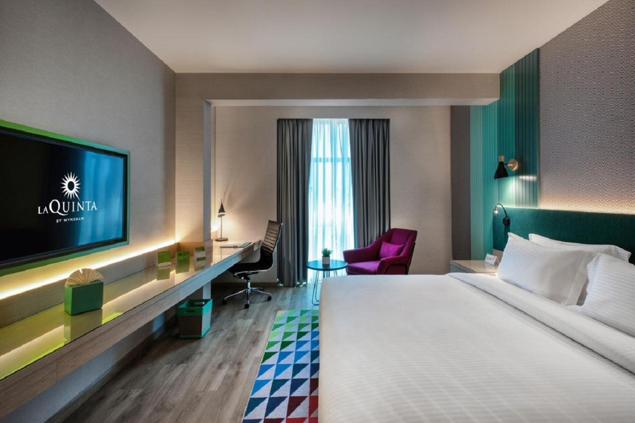 Deluxe Room, King Bed - Complimentary Transfer to La Mer Beach, Dubai Mall / Burj Khalifa Metro Station,1187703268:JPEG